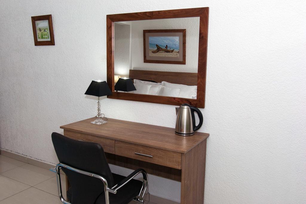 Silverleaf Service Apartments Flic en Flac Экстерьер фото